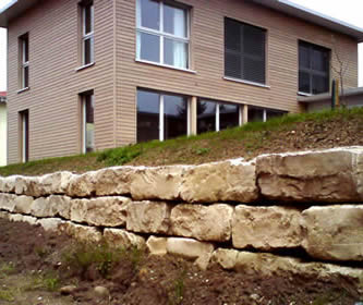 Natursteinmauer an Böschung